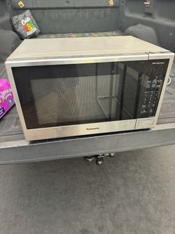 Panasonic 1.3 cu ft Countertop Microwave Oven in Glass Door