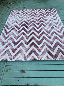 8x10’ pink/cream Chevron design wool area rug
