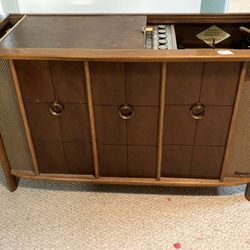 Vintage Magnavox Stereo Console