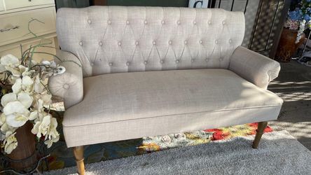 Gorgeous love sofa Rolled Arm settee