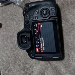 Canon EOS R5 Full Frame 8K Mirrorless Camera With 24-70mm F4 RF Lens Mount