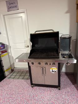 Gas grill with Propane tank