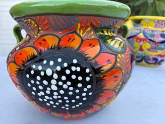 Hermosa maceta michoacana chica de Talavera con fondo en Terrecota ,Altura 10 pulgadas ,Ancho 10x10 .