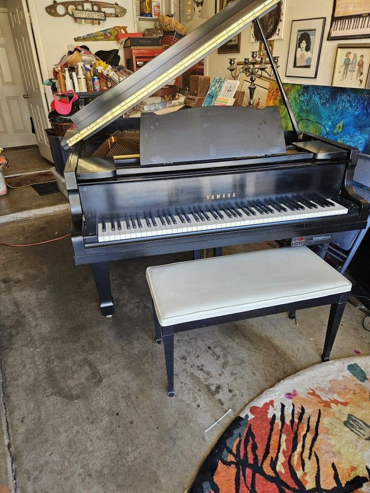 YAMAHA GRAMD PIANO
