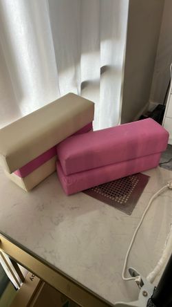 Hand nail pillow