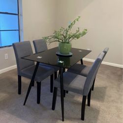 Dining Room Table + 4 Chairs 