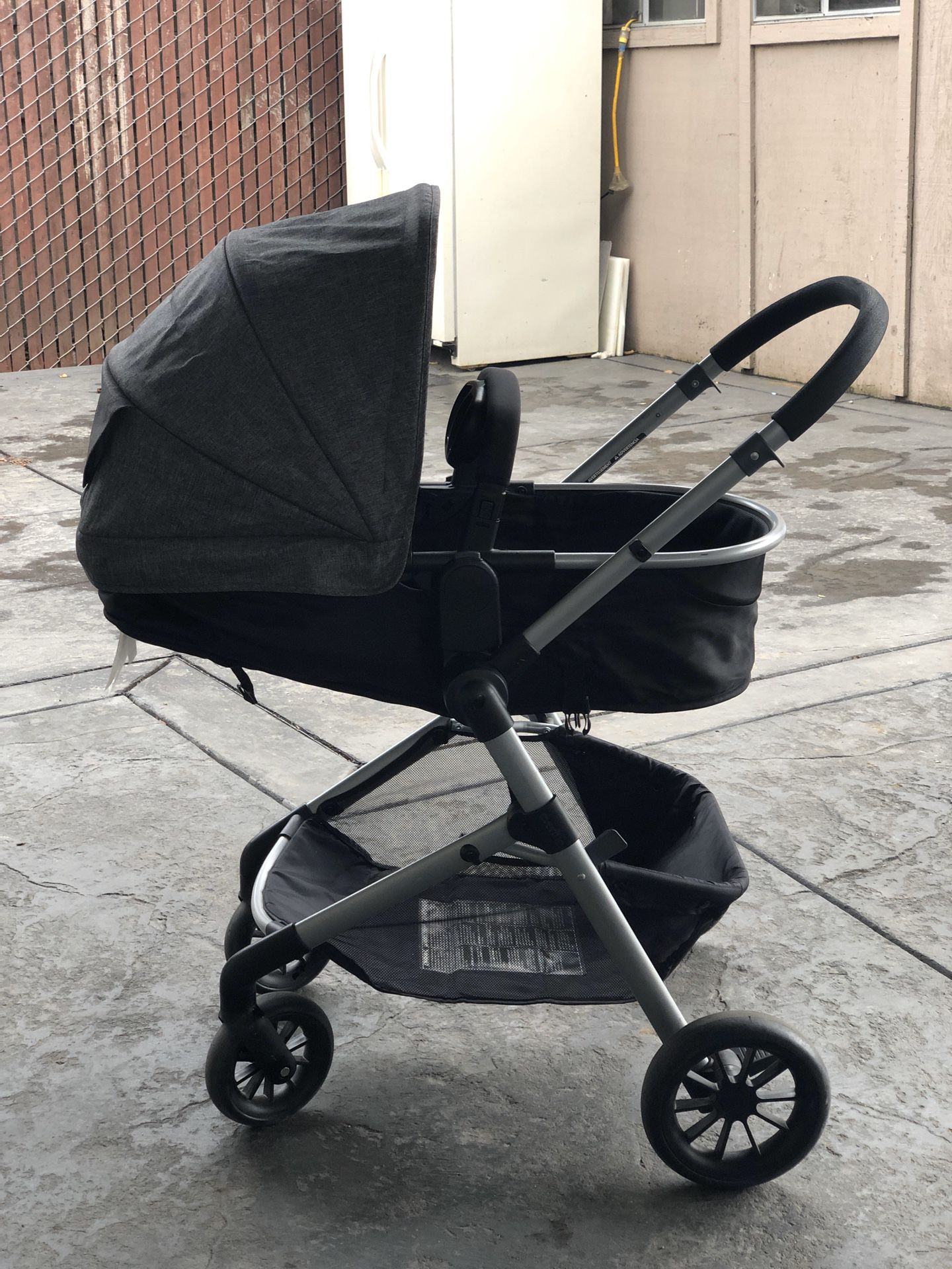 Travel system stroller Evenflo Pivot modular travel system with infant car seat- Bassinet stroller