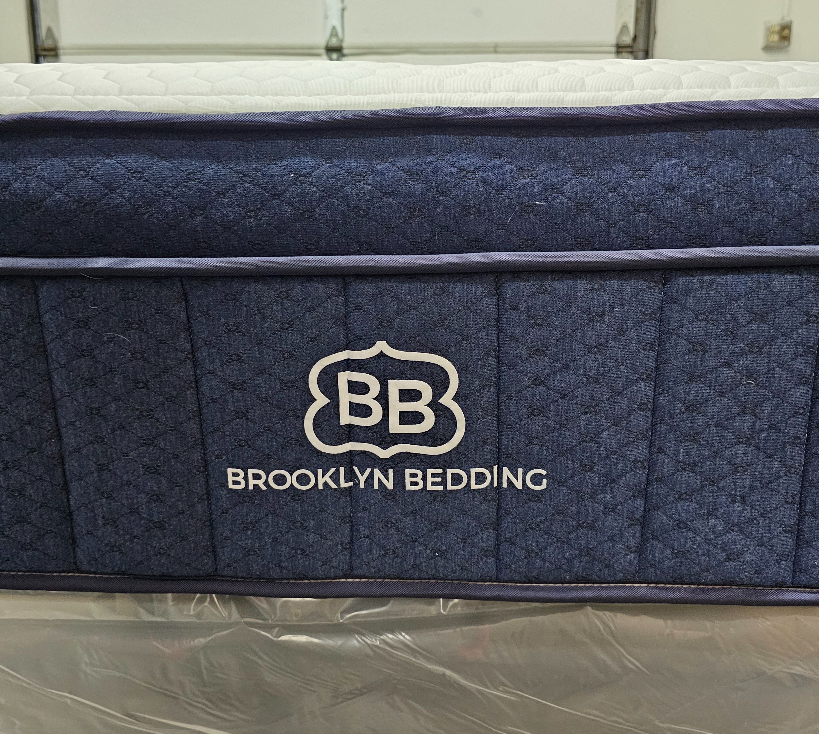 LIKE NEW! Aurora Luxe Cooling Firm Queen Mattress - Delivery Available