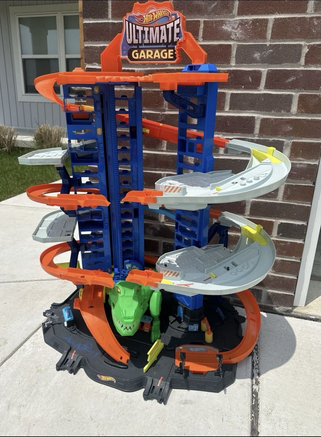 Hot wheels Ultimate T-Rex Garage