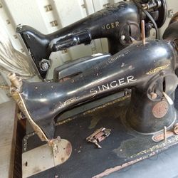 SINGER Vintage Sewing Machines 