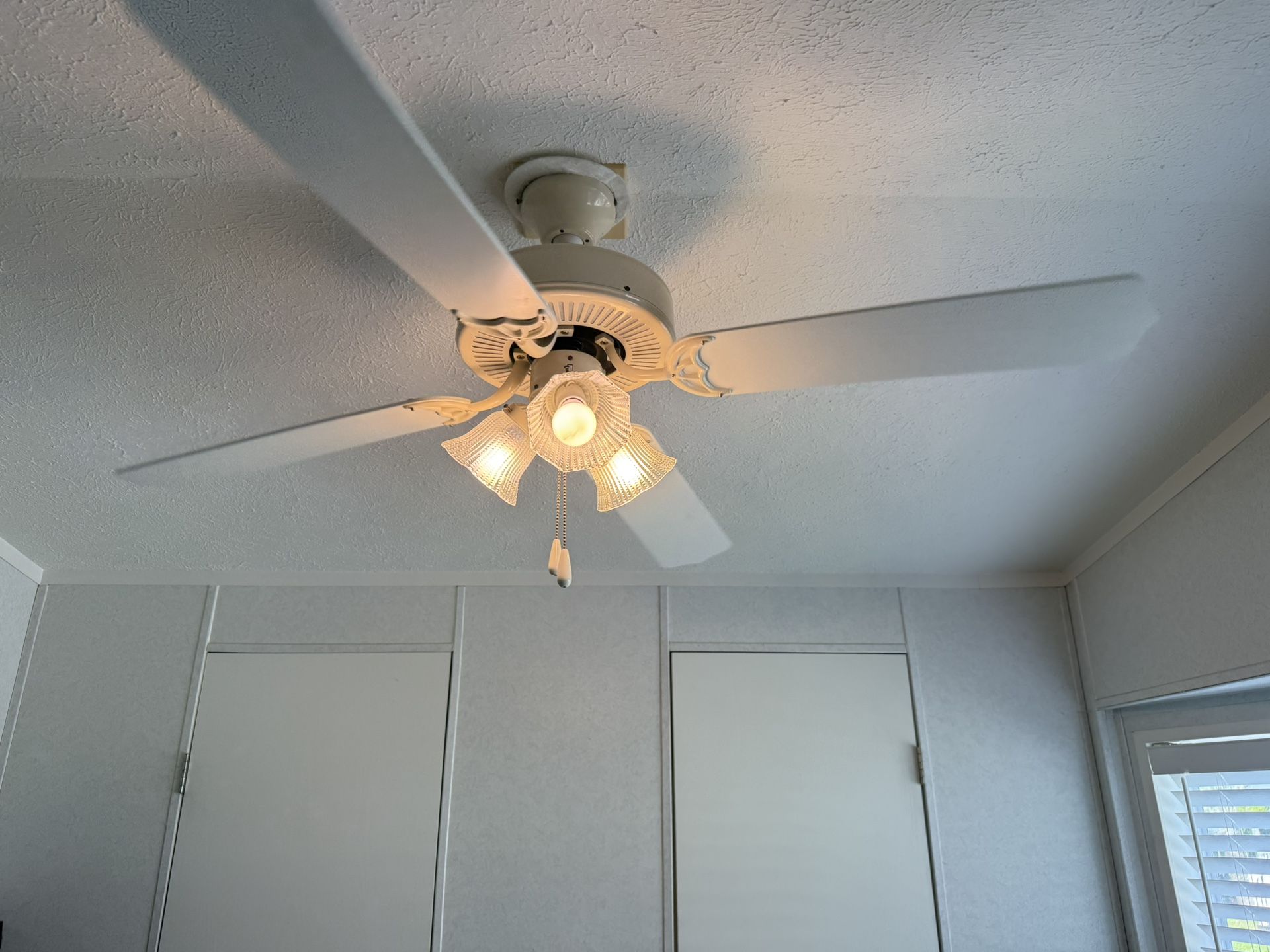 4 Blade Fan 3 Lights