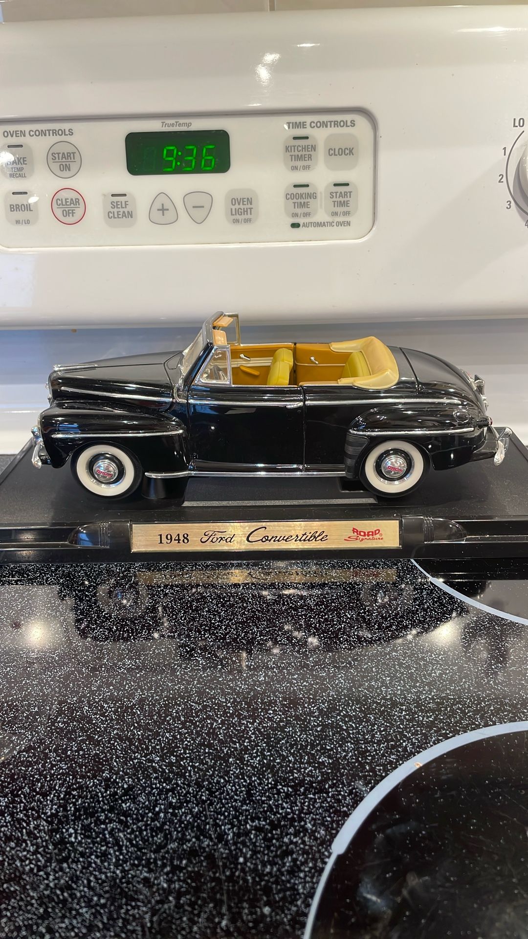 1/18 Scale Road Signatures 1948 Ford Convertible