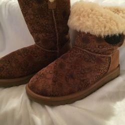 Uggs with logo ~Rare~