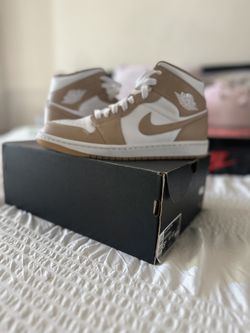 Air Jordan 1 Mid “Tan gum” Size 8.5M