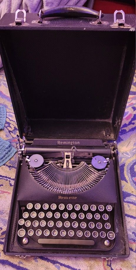 Vintage Remington 1930's 1940's Typewriter w/case.