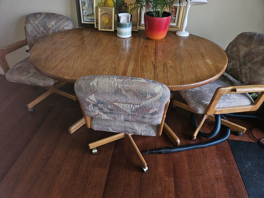 Oak Oval Dining Table w Dining Chairs