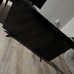40 inch Roku Hisense tv (with extendable wall mount)