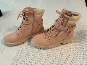 Woman’s boots 61/2