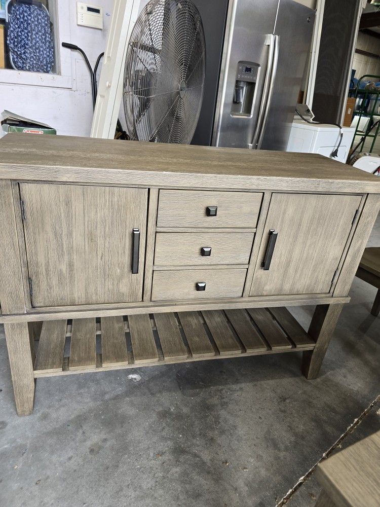 8 Piece Dining & Hutch Set
