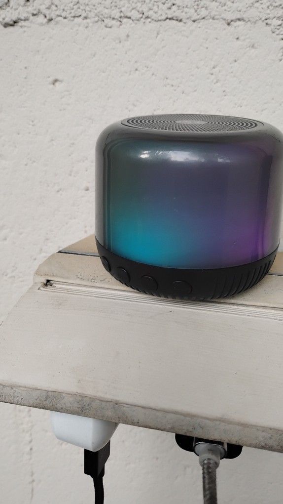 IHome Light Reactor/Portable Speaker