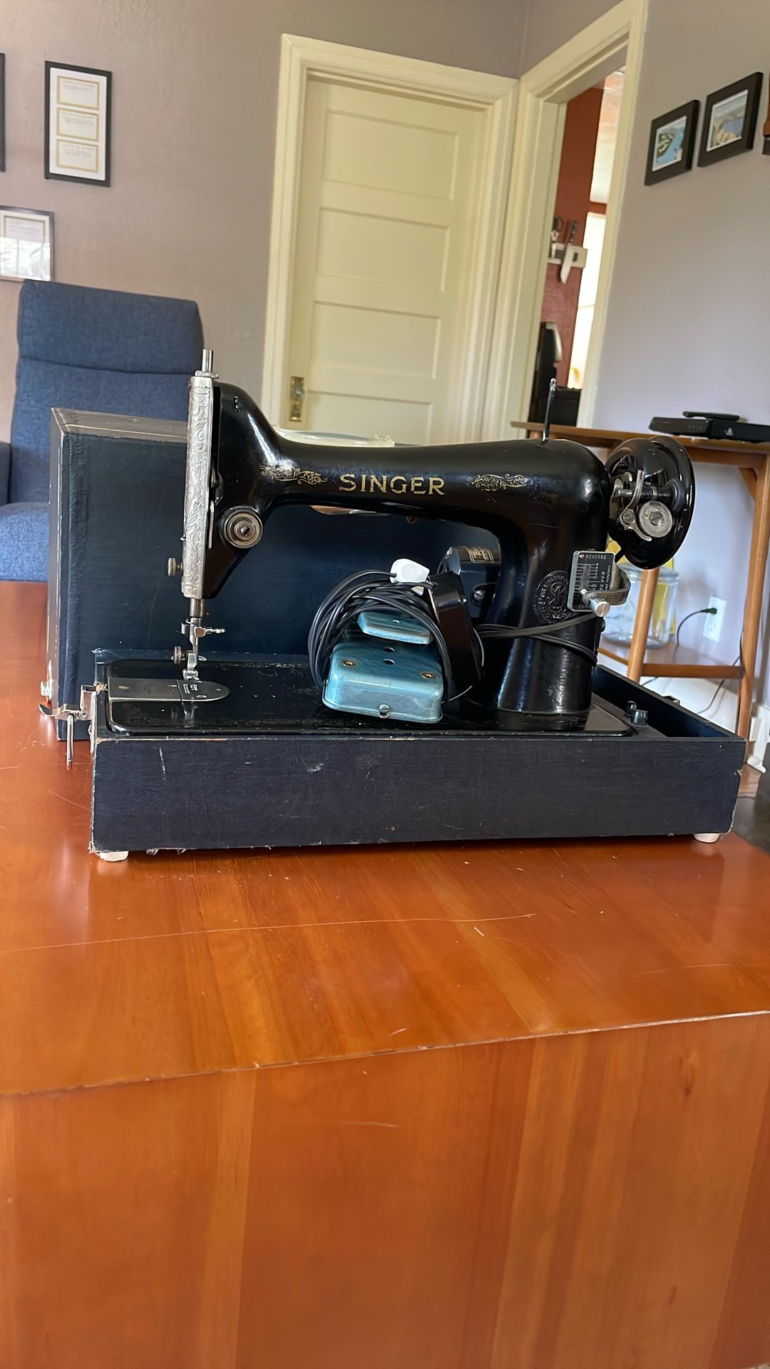Singer Vintage Sewing Machine (works!)