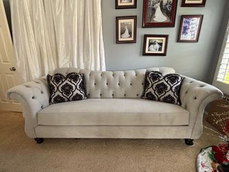 ✨ Elegant Gray Tufted Velvet Sofa w/ Accent Pillows – Like New
