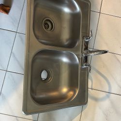 Fregadero Doble Con Su Llave De Agua Caliente Y Fria En Perfecto Estado Mide 33x22 Pulgadas 