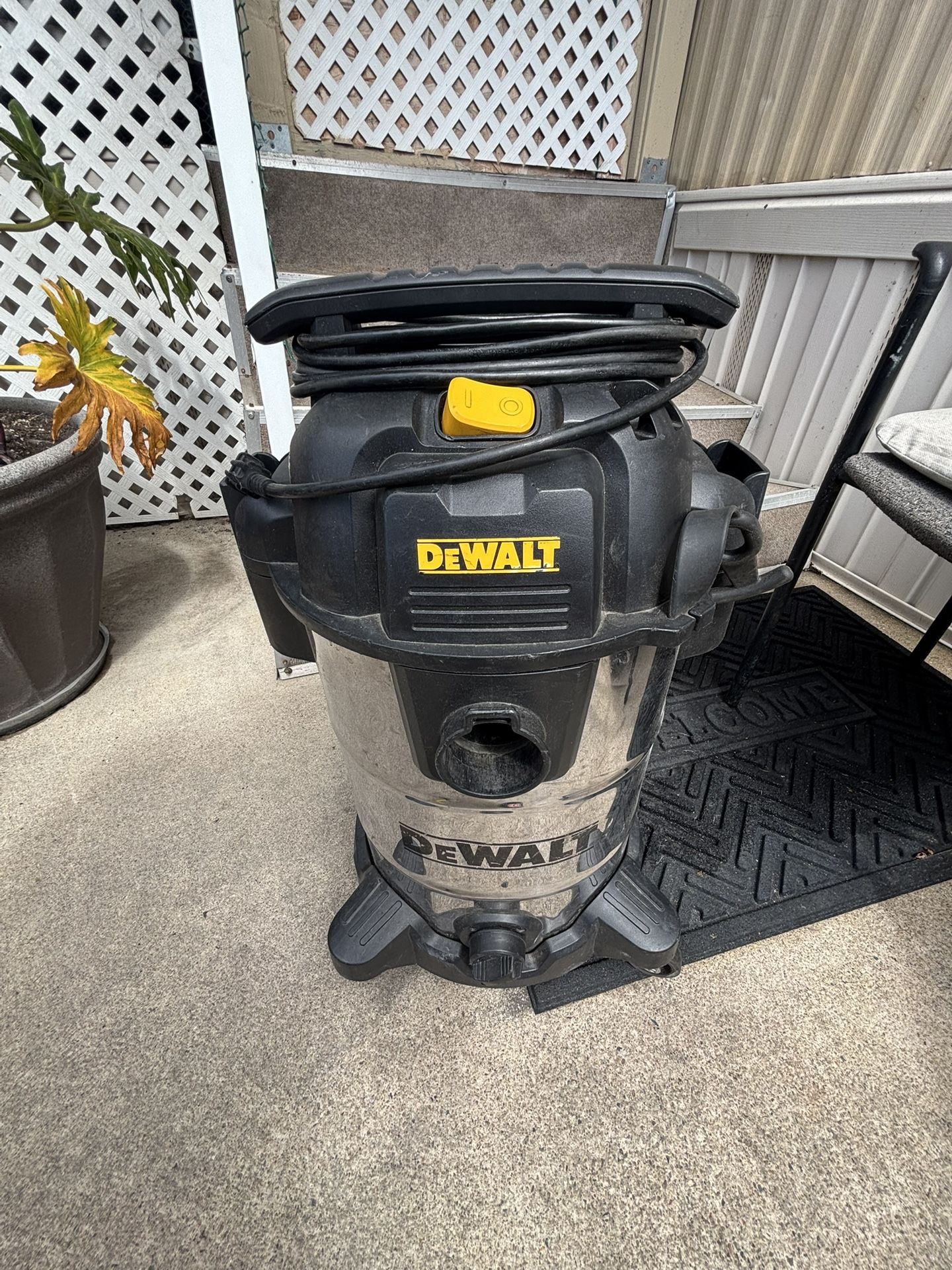 DeWalt 30L 8.0HP Wet/Dry Shop Vac – As-Is