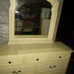 Dresser  83x58x18.     Yellow 