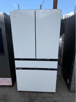 Bespoke Samsung Refrigerator All White 23 cuft With Beverage Center