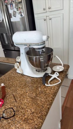 Kitchen eight classic plus mixer excellent condition the attachment