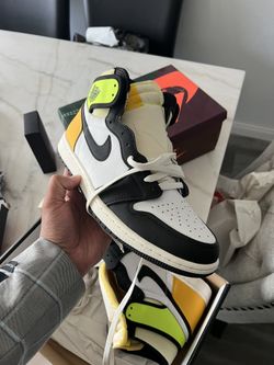 Jordan 1 White Black Volt University Gold Size 10.5