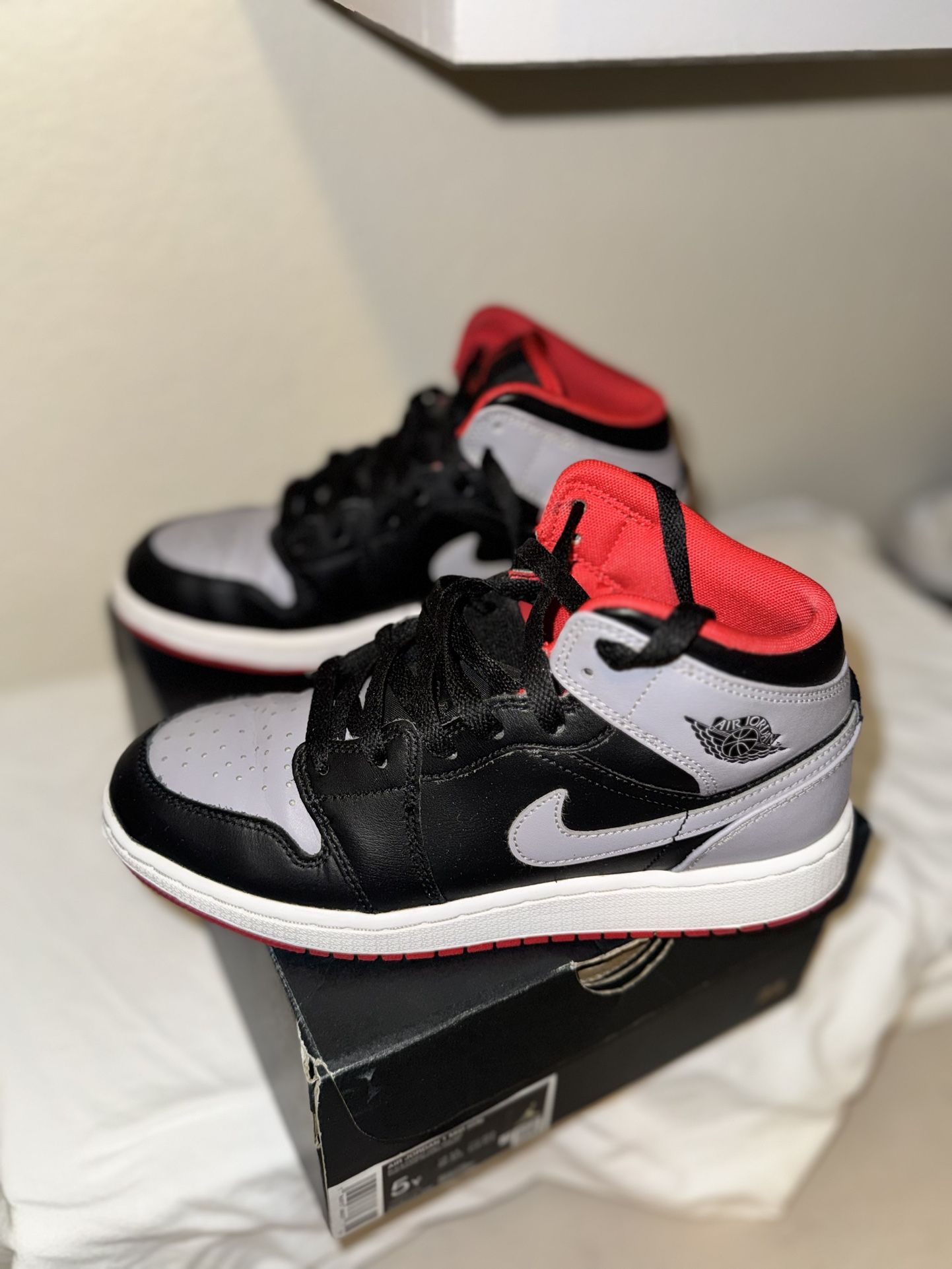 Youth Nike Jordan 1 Mid