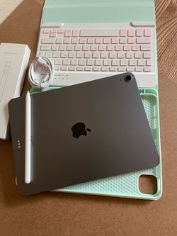 Apple iPad Air 5th Generation (M1 chip / 2022) 64GB with keyboard, pencil & Accessories