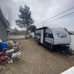 Trailer Wolf Pup Like New