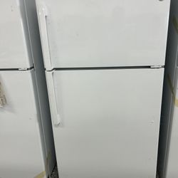 GE TOP FREEZER REFRIGERATOR WHITE COLOR BRAND NEW OPEN BOX 22 Cuft Capacity!!!!
