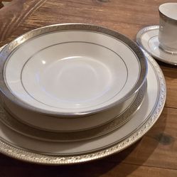 Noritake Crestwood Collection Platinum Place Setting