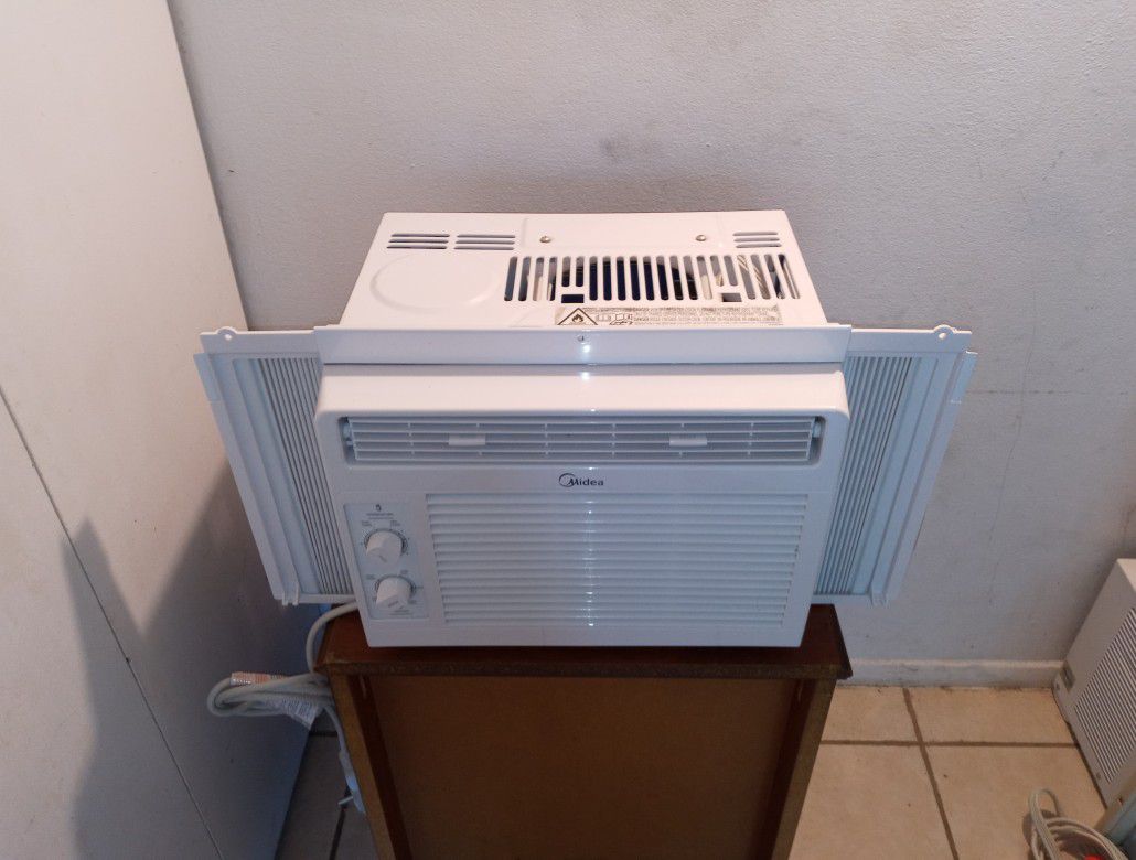 Air Conditioner Midea 5,000 BTU (Like New )