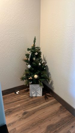 Decorative Christmas Tree in Wooden Base