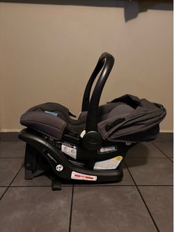 Graco Infant Car seat W/ Base.