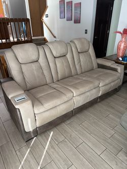 Power Reclining Sofa with USB Charging – Waterproof & Scratch-Resistant – Excellent Condition