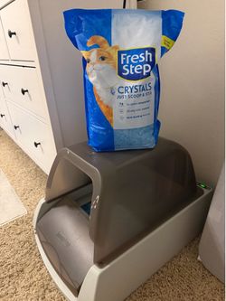 Self cleaning litter box