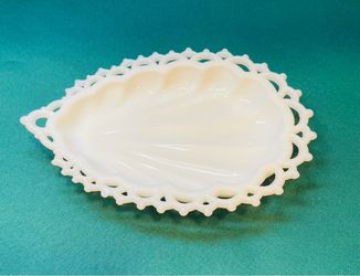Vintage beauty! Westmoreland milk glass lace edge scalloped shell dish