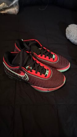 Nike LeBron night maroon 7 youth 81/2 or 7 men