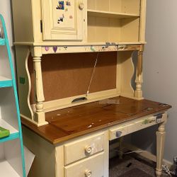 Students Off White Desk And Hutch 