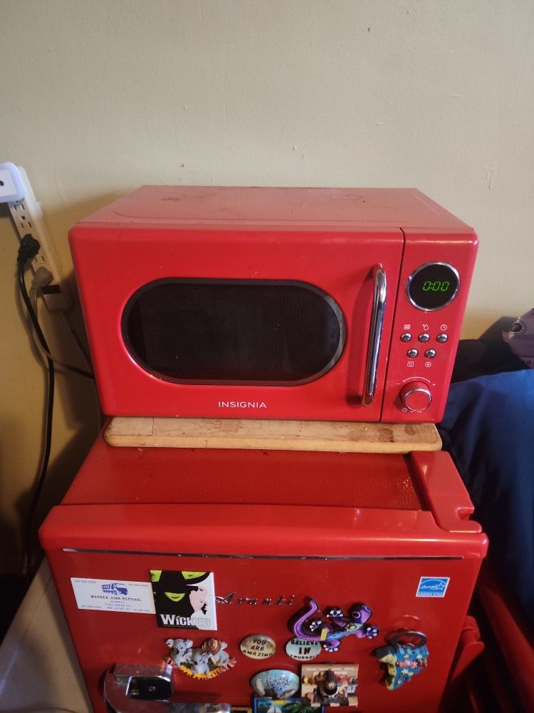 Microwave Retro Red