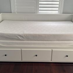 IKEA HEMNES Daybed w/ 3 Drawers – Excellent Condition, No Assembly -(2 FREE Mattress)