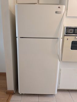 Frigidaire 18.2 cu ft top freezer fridge * excellent *