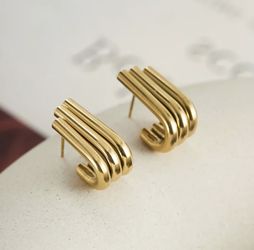 Pia Earrings 