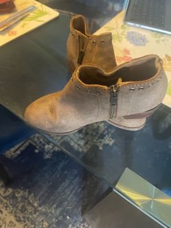 Used once womens Minnetonka ankle boots